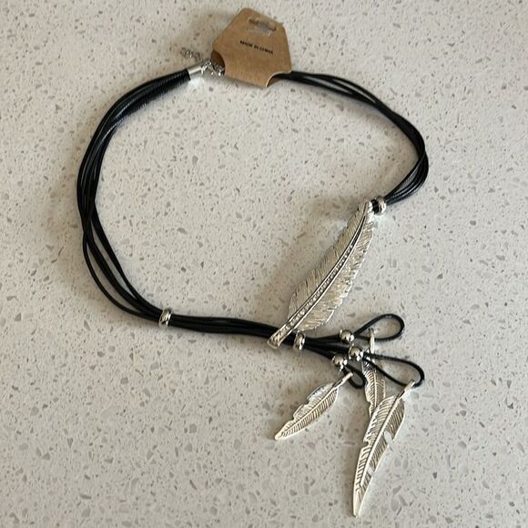 Feather Zinc Alloy Charm Necklace - Picture 2 of 9